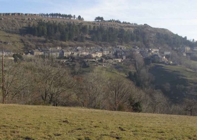 Le village de Barre des Cevennes, entre les schistes et les grès et calcaires