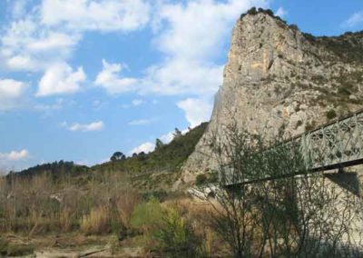 La faille des Cévennes délimite les falaises calcaires à Anduze.