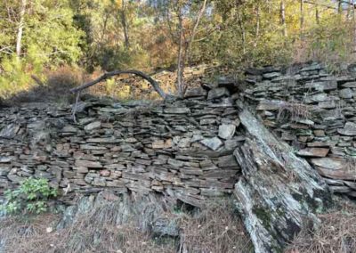 Mur en pierre sèche sur rocher - Vallée de la Ganière - Murjas - Ardèche