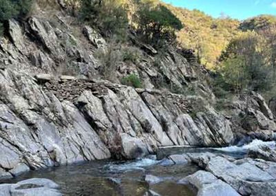 Sentier aménagé le long d'un cours d'eau - Vallée de la Ganière - Brahic- Ardèche