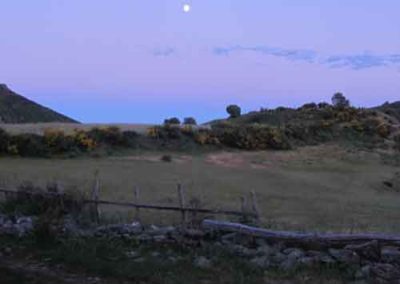 Arrivée au crépuscule à Bonperrier lors de la transhumance vers l'Aigoual.