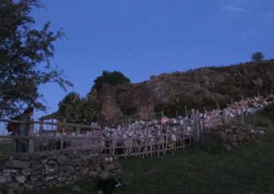 Enclos des moutons pour la nuit à l'ancienne auberge de Bonperrier lors de la transhumance vers l'Aigoual.